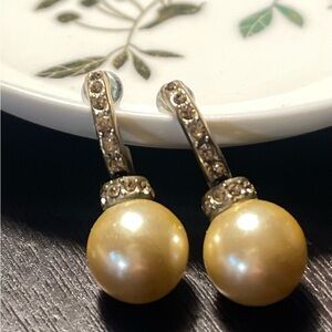 Elegant Gold/Pearl Earrings